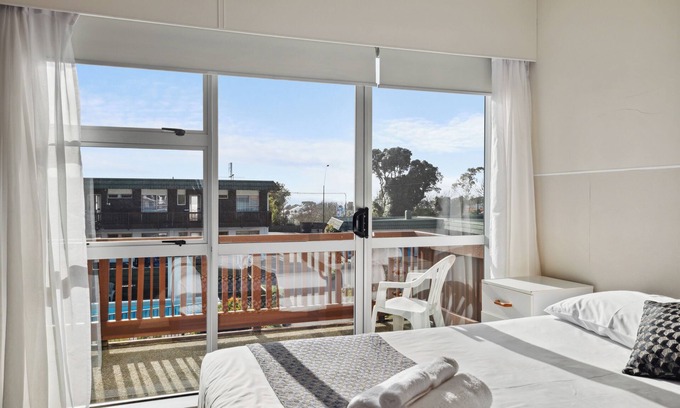 New Plymouth Hotel | Flamingo Motel