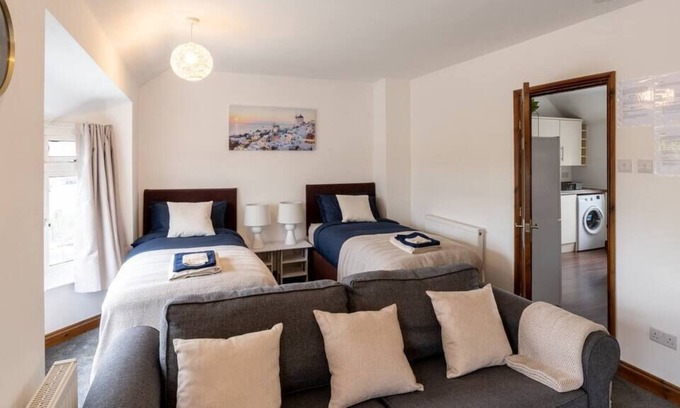 Oxford Condo | Flat In Cowley Town Centre w/Free Parking