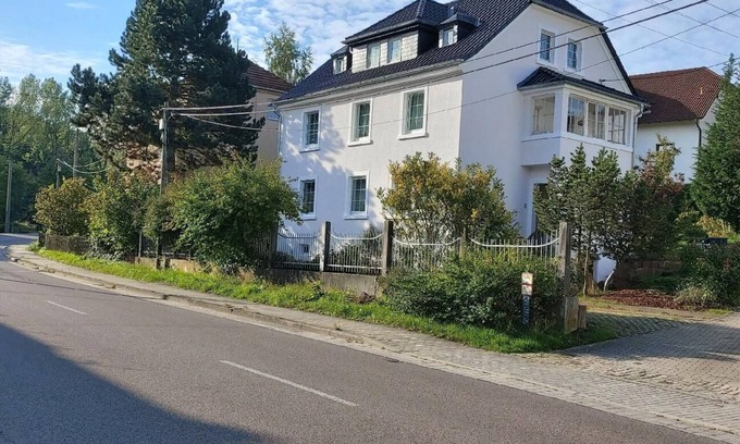 Hanichen Apartment | Flat in Hänichen with garden