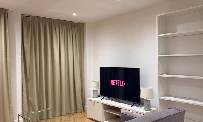 Leeds House | Flat in Leeds City Centre with unique balcony.