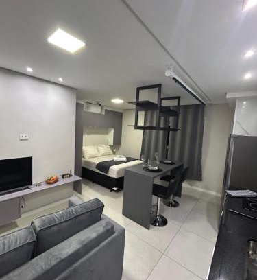 Centro Apartment | Flat novo bem equipado com ar condicionado e cozinha completa - Centro