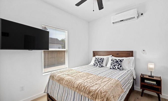 Northside House | Flat Nr Heights + Downtown | Games WiFi TV | Pets