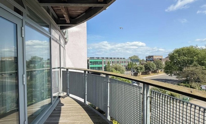Sunderland City Centre Apartment | Flat - Sleeps 4 - Parking - Balcony - Pet Friendly