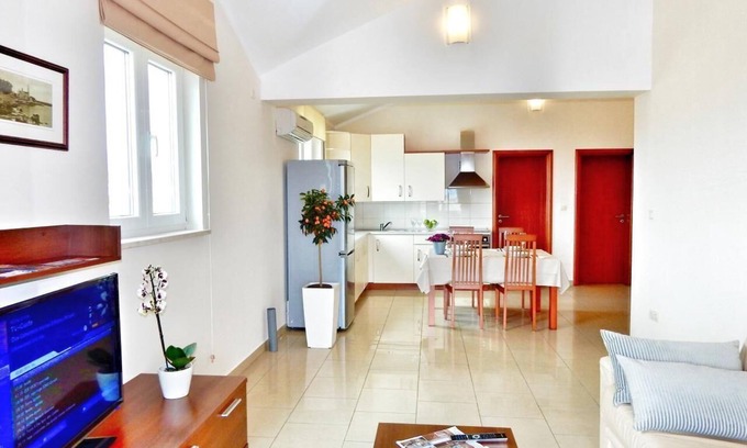 Vantacici Apartment | Flat with a view of the water