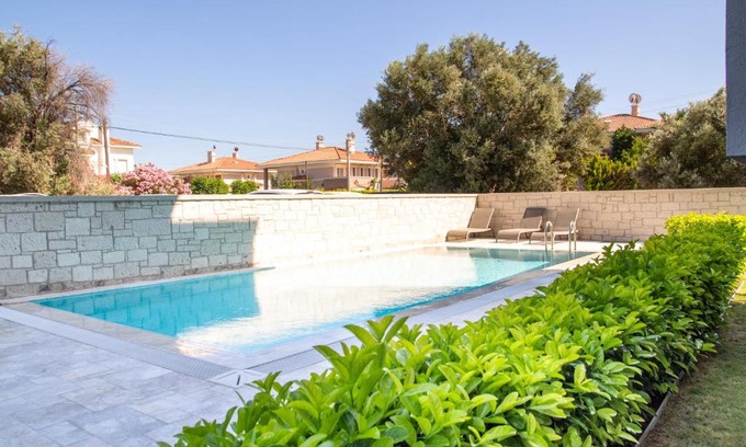Altınyunus Mahallesi Apartment | Flat with Shared Pool Close to the Beach in Cesme