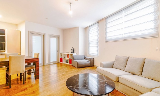 Kagithane Apartment | Flat with stylish wooden furniture 5 min to Kanyon
