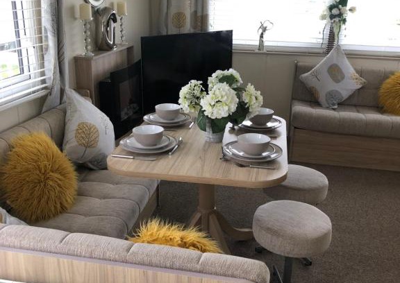 Ingoldmells Apartment | FLIP FLOPS SUN SEA AND SAND HOLIDAYS FREE ENTERTAINMENT, WIFI, SPORTS BAR, FAMILY & PET FRIENDLY CLOSE TO BEACH, FANTASY ISLAND, CLUBS, PUBS AND MORe