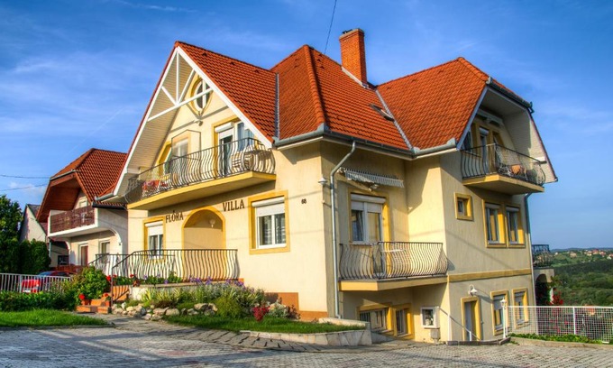 Heviz Apartment | Flora Villa