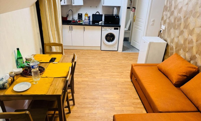 Le Bourget Apartment | Floral House