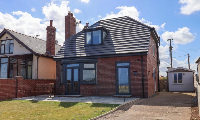 Cayton Bay House | FLORAVILLE, pet friendly, character holiday cottage in Cayton Bay