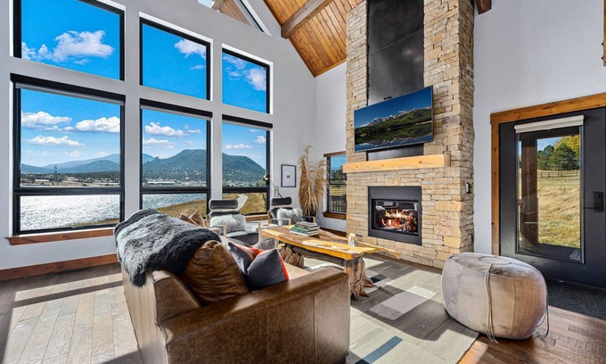 Estes Park Cabin | Fly Rod Inn – Two Large Patios, Jacuzzi and Indoor/Outdoor Fireplace