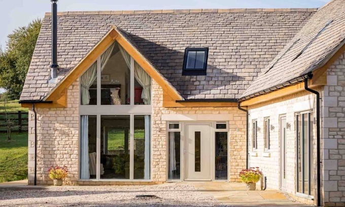 Bourton House | FLYNN'S BARN, family friendly, with open fire in Naunton