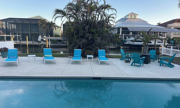 South Island House | FMB Beach House - 5 Bed - Pet Friendly - Large Pool
