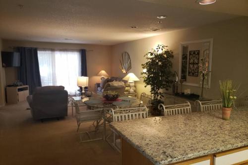 Branson House | Foothill's Luxury 2BDR Ground Floor Condo in 1000 Hill's