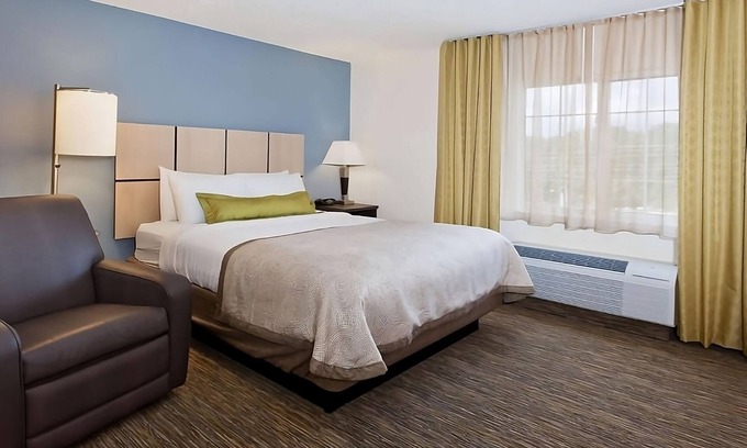 Wichita Hotel | For the Whole Family! 3 Great Units, Free Parking, Pet-Friendly, KItchen
