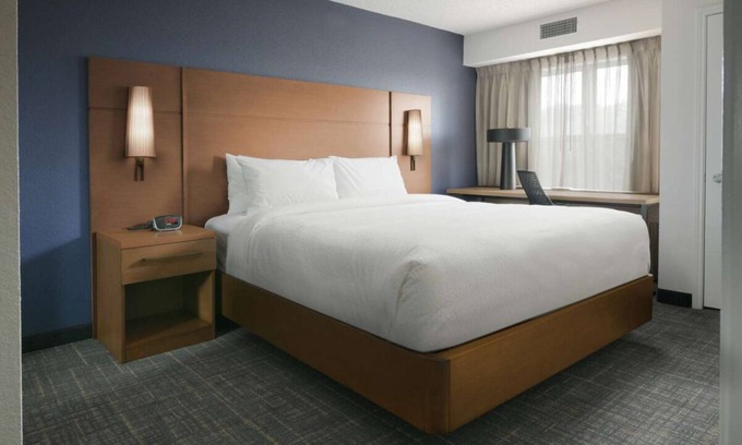 Fossil Creek Hotel | For The Whole Family! TWO 2BR Suites with Kitchen, Free Breakfast, Outdoor Pool!