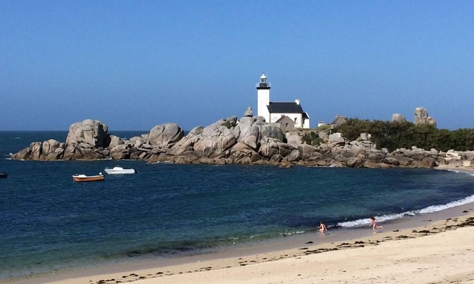 Porspoder Villa | For TWO, walk to the beach, enclosed garden, GR 34, enclosed parking, QUIET.