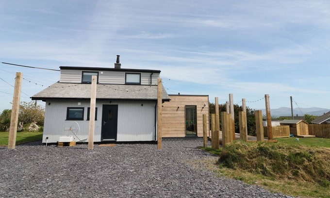 Newborough House | FOREST LODGE, pet friendly, luxury holiday cottage in Newborough