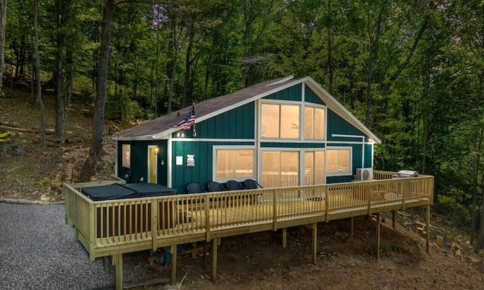 Elkton Cabin | Forest Ridge Cabin - Hot Tub +Wi-Fi +National Park