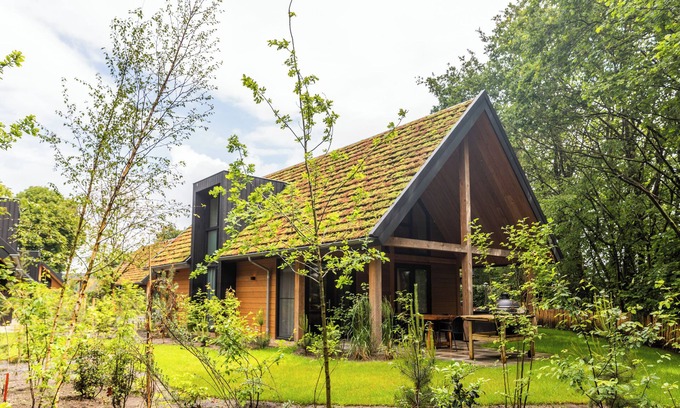 Wekerom House | Forest wellness at its finest – hot tub, sauna and luxury for 8 guests.