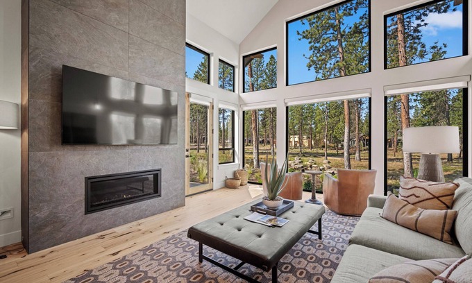 Sunriver Cabin | Forestbrook Luxury Retreat with Hot Tub, Firepit & Chef’s Kitchen