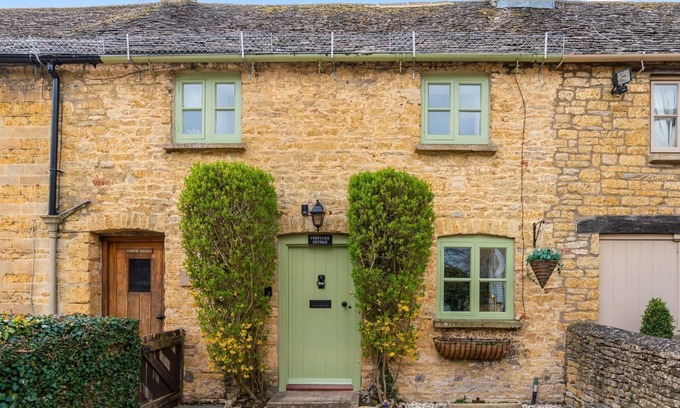 Bourton Cottage | Forsythia Cottage - sleeps 3 guests in 2 bedrooms