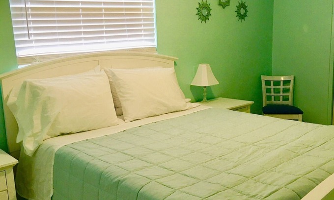 North Andrews Gardens House | Fort Lauderdale 3 miles from the beach .Entire guest suite .