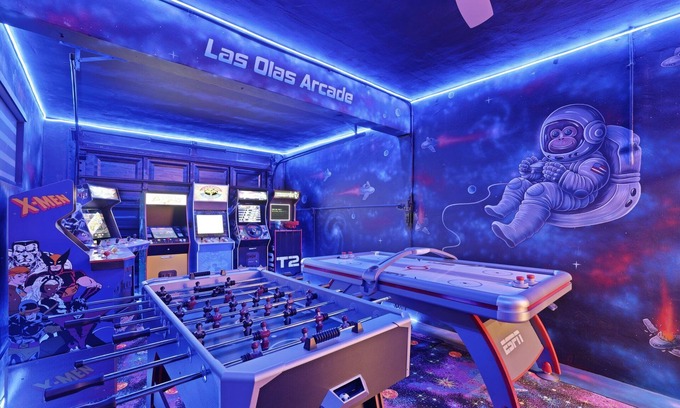 Croissant Park House | Fort Lauderdale Home: Pool, Putting Green, Arcade, by Downtown and Beachn