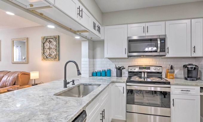 Wright House | Fort Walton Beach Townhome < 3 Mi to the Beach!