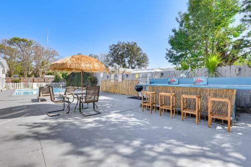 Fort Walton Beach House | Fort Walton Home with Shared Pool - 2 Mi to Beach!