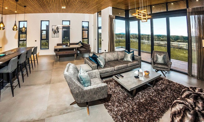 Newark upon Trent Ski Chalet | Four bed lodge with three king-size beds and one twin (king by arrangement).