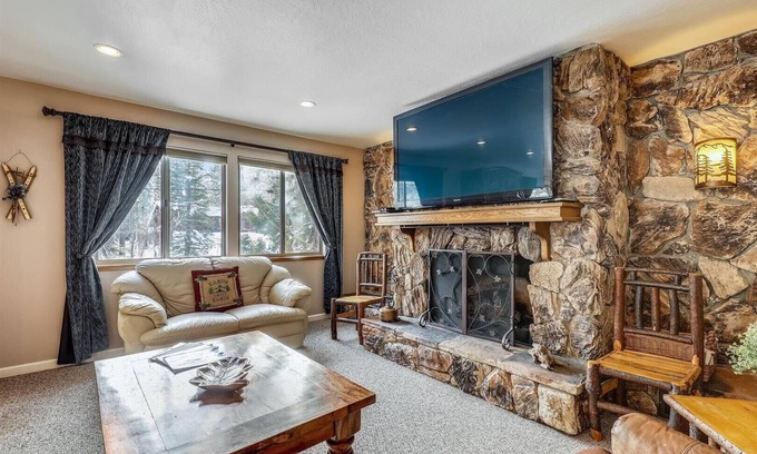 Tahoe Tavern House | Four Bedroom Walking Distance to the Lake