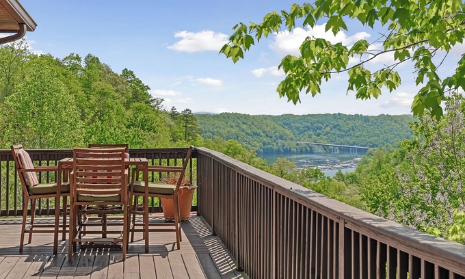 Smithville Cabin | Fox & Bear Lodge Near Center Hill Lake