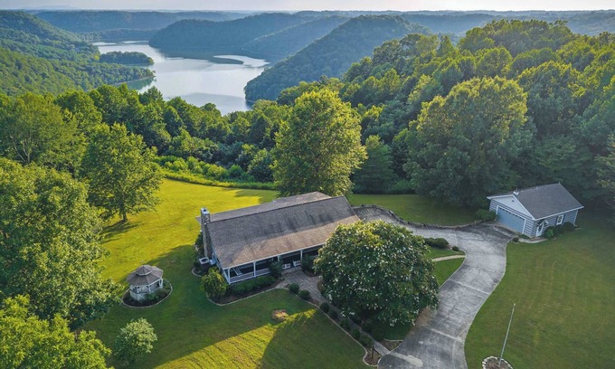 Baxter House | Fox Hill Cabin - Retreat at Center Hill Lake