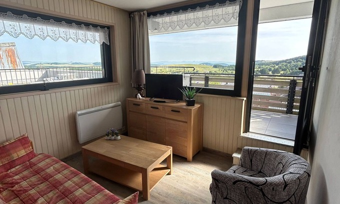 Besse-et-Saint-Anastaise Apartment | Large 3-room apartment with ski and lake views