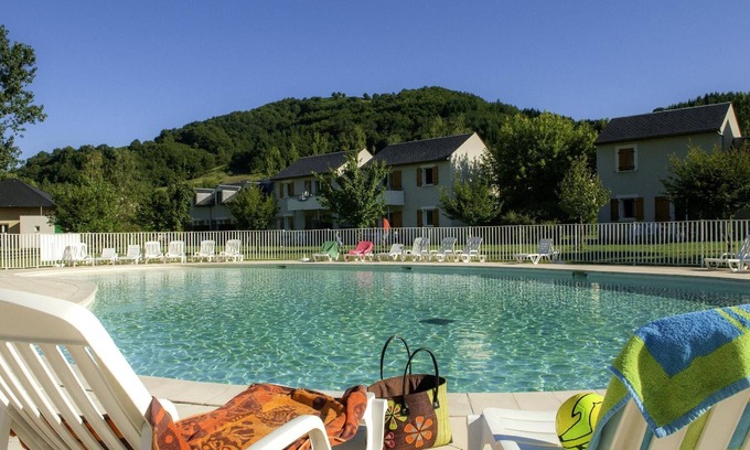 Saint-Geniez-d'Olt House | Duplex village goelia lia Saint geniez d'olt aveyron 2 heated pools