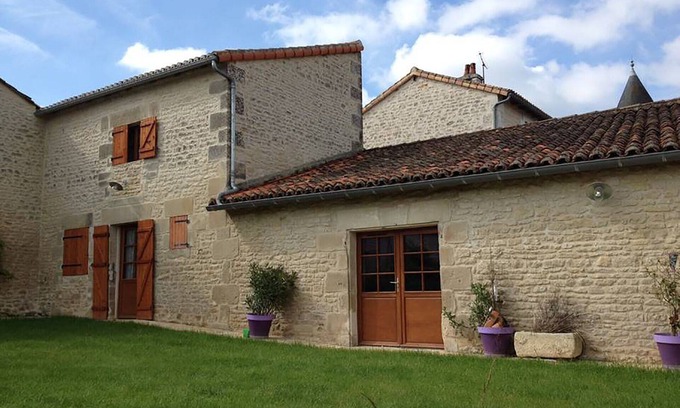 Saint-Georges-les-Baillargeaux Cottage | Charming houses 9 pers. 4 minutes from Futuroscope