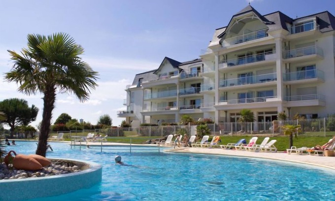 L'Aiguillon-sur-Vie Apartment | Le Domaine de Fontenelles by Interhome