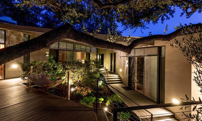 Travis Heights Hotel | Frame Hotel - Treehouse