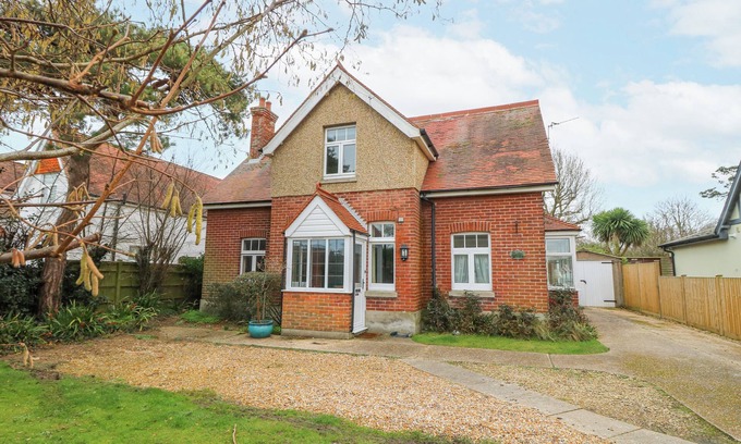Hayling Island Cottage | FRAMINGHAM, pet friendly, character holiday cottage in Hayling Island