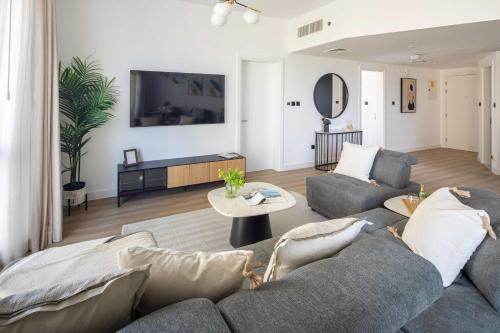 Dubai Production City Apartment | Frank Porter - Lago Vista Tower A