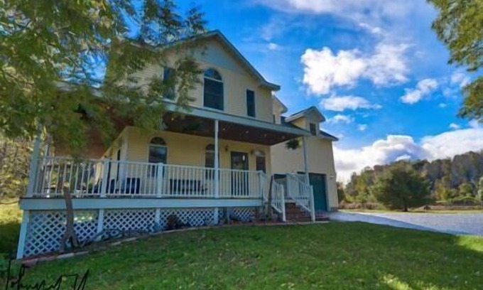 Frankfort House | Frankfort Farmhouse - PickleBARn