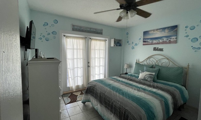Holiday Beach Villa | Free bike rentals Inc ! Walk to beach, pets ok great location ask about rates!