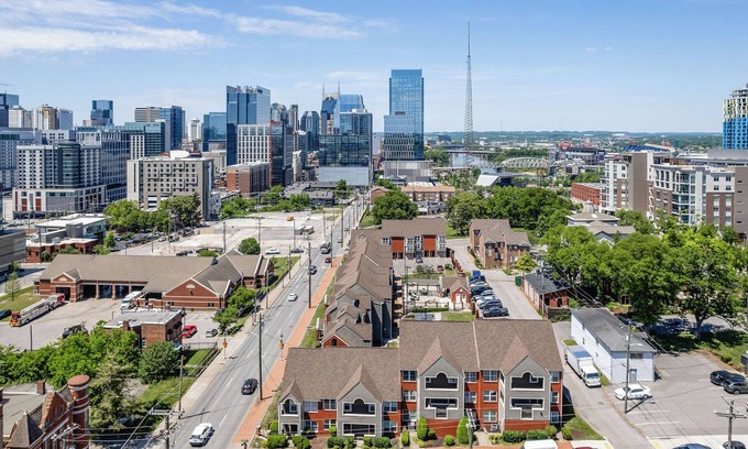 Rutledge Hill House | Free Parking! 4 Blocks to Broadway! No Bunks!