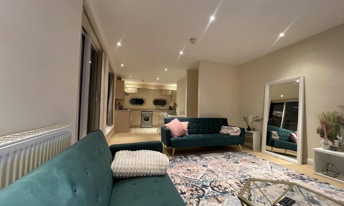 Welford Apartment | Free parking near city centre & stadium sleeps 6-8