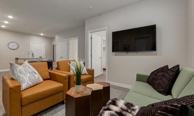 Shaganappi Apartment | Free Parking, Pet Friendly, Close to DT