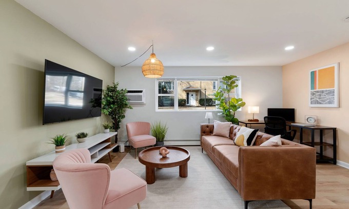 Lombard Apartment | Free Parking, Workdesk, King Bed