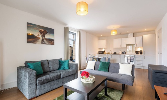 Slough Apartment | FREE WIFI & NETFLIX, 8 MINUTE WALK TO ELIZABETH LINE & 15 MIN DRIVE TO HEATHROW
