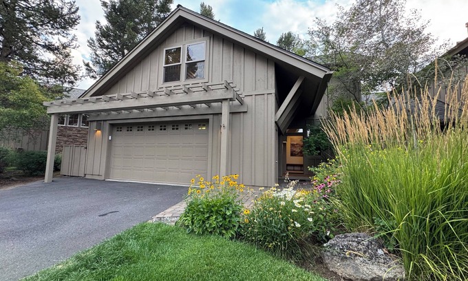 Sunriver House | Fremont Crossing 4Bdrms, 2 masters, one on main, HotTub, Sleeps 12, SHARC passes