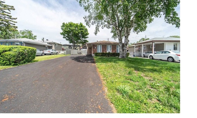 Pickering House | FRENCHMAN'S BAY area, Walking distance to the lake Ontario and to the GO train.